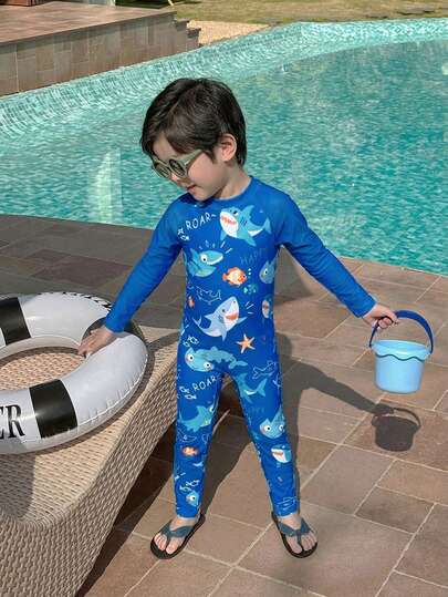 SHEIN 1 pieza Conjunto de traje de baño de 2 piezas con pantalón corto y gorro de sol, con estampado de cocodrilo, cuello redondo y manga raglán, cómodo y versátil, para niños pequeños, adecuado para vacaciones, fiestas en la playa y viajes