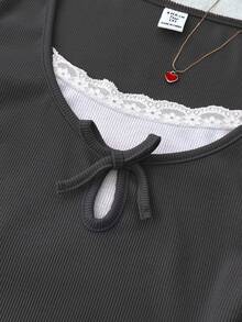 Áo thun tay ngắn ôm sát, phối ren, nơ và dệt kim gân màu xám trắng tương phản, dành cho nữ tuổi teen, thích hợp cho ngày Valentine mùa xuân/hè, phong cách thường ngày ở nhà, sạch sẽ, kiểu Mỹ BM, phong cách Y2K. - Màu xám đen - Xem 4