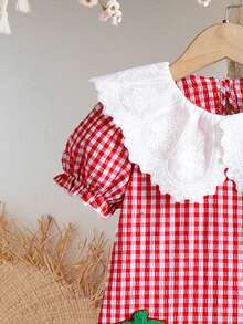 SHEIN Elladie kids 1件女童格子布刺绣领荷叶边下摆A字连衣裙，草莓装饰，休闲乡村野餐公主裙，适合小女孩 - 紅色 - 查看 5
