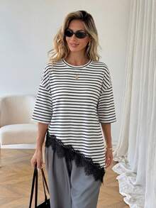 SHEIN LUNE Áo thun nữ kiểu dáng thường ngày kẻ sọc phối ren, vạt áo bất đối xứng, thích hợp cho kỳ nghỉ hè, đi làm và mặc hàng ngày. - Đen và trắng - Xem 6