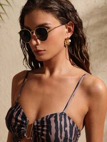 Swim Chiccia 一副男女通用复古圆形黑色时尚太阳镜，适合夏季配饰、度假、电子音乐节、街头服饰、运动服、钓鱼、旅行、家庭出游、徒步旅行、高尔夫、节日装扮、驾驶、户外活动、优雅着装、海滩、派对、度假氛围、运动、街头服饰配饰、假期、户外活动 - 黑色 - 查看 1