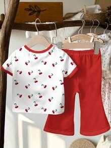 SHEIN Bộ đồ hai mảnh in họa tiết anh đào mini dễ thương, anh đào cổ điển, họa tiết hoạt hình tối giản thường ngày cho bé gái, áo cổ tròn tay ngắn và quần ống loe, phù hợp cho mùa hè, kỳ nghỉ vừa phải, bãi biển, đồ dùng cần thiết cho bãi biển, bộ đồ mùa hè dễ thương, trang phục đi nghỉ - Nhiều màu - Xem 3