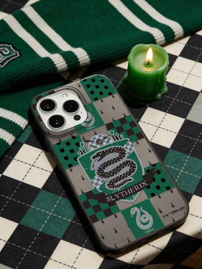 HARRY POTTER X SHEIN 1 Peça Capa de Telefone com Brasão da Casa Sonserina de Harry Potter, Capa Protetora Verde e Preta de TPU, À Prova de Choques e Anti-Arranhões, Estilo do Mundo Bruxo, Compatível com Capas de iPhone e Galaxy, Compatível com iPhone 11/12/12 Mini/13/14/15/16/16 Plus/17/17 Pro/17 Pro Max e Samsung Galaxy S24 Ultra/S25 Ultra/A06/A17, Presente para Fãs de Harry Potter, Aniversário, Volta às Aulas, Acessórios de Telefone,