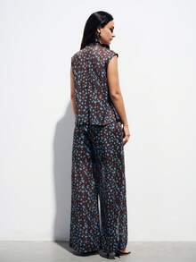 Aveloria Modichic 咖啡色底浅蓝色波点印花套装，丝质轻盈面料，垂坠圆领设计，宽松无袖上衣，阔腿裤，精致剪裁，现代休闲风格，透明柔软质感，宽松廓形，适合日常休闲、艺术展览、度假旅行以及春秋季节穿着，兼具休闲优雅与时尚个性，舒适与时尚兼具。法式休闲波点印花雪纺两件套，喇叭领无袖上衣搭配直筒裤，女士款。 - 彩色 - 查看 2