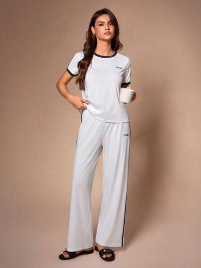 SHEIN Conjunto de pijama casual para mujer de tela suave y fluida, con estampado de eslogan, cómodo y elástico, en color blanco con contraste