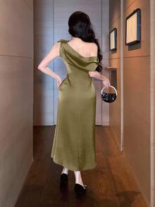 DAZY Gaun Panjang Elegan Wanita Warna Polos dengan Hiasan Pita di Satu Bahu - Angsa kuning - View 3