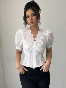 Selianne Blusa elegante de mujer para primavera y verano con mangas cortas, cuello en V, frente abierto con botones, calada y de tejido de encaje - Blanco - Ver 5