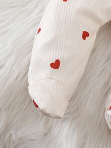 SHEIN 新生女宝宝，小号，适合春、夏、秋、冬四季穿着。浅米色条纹，甜美可爱。舒适宽松的前拉链设计。袖口和下摆饰有荷叶边。连体裤，袖子和脚踝一体式设计。配有婴儿帽。两件套。适合各种场合，如派对、婚礼、生日、中秋节等。 - 米色 - 查看 4