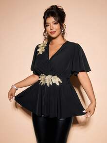 Cravure 大码女士优雅3D立体花卉黑金蕾丝边交叉领衬衫，收腰设计，花卉蕾丝拼接，适合毕业典礼、节日、情人节、音乐节、母亲节、万圣节、感恩节、复活节、国庆节、晚会、约会、派对、婚礼、户外活动等场合。 - 黑色 - 查看 3