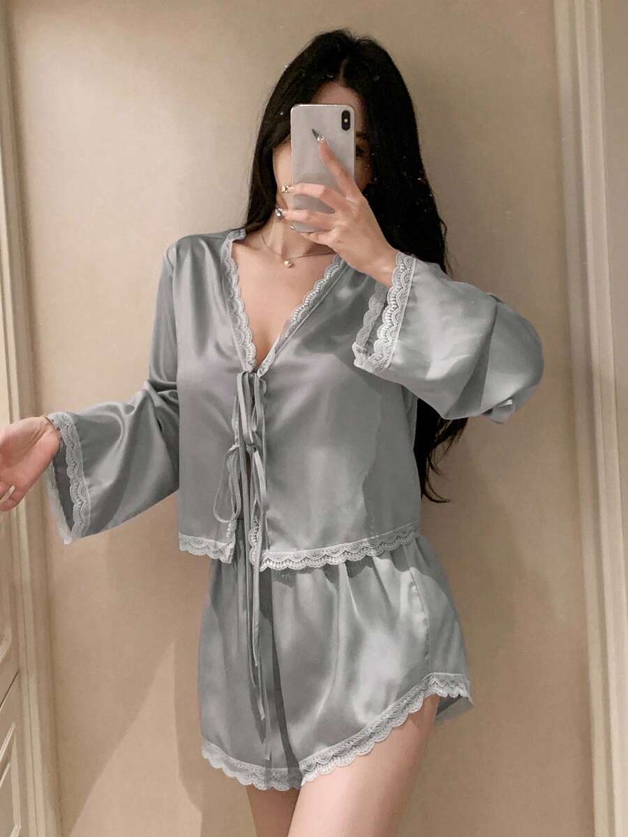 DAZY 两件套浪漫蕾丝拼接缎面系带上衣和超短睡裤套装,春夏女士睡衣 - 淺灰色 - 查看 1