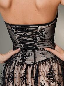 Nuvra 女士蕾丝花卉二合一塑身连衣裙，休闲双层收腹提臀收腰迷你裙，后背交叉绑带，黑色 - 黑色 - 查看 1