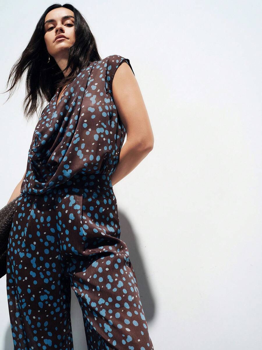 Aveloria Modichic 咖啡色底浅蓝色波点印花套装，丝质轻盈面料，垂坠圆领设计，宽松无袖上衣，阔腿裤，精致剪裁，现代休闲风格，透明柔软质感，宽松廓形，适合日常休闲、艺术展览、度假旅行以及春秋季节穿着，兼具休闲优雅与时尚个性，舒适与时尚兼具。法式休闲波点印花雪纺两件套，喇叭领无袖上衣搭配直筒裤，女士款。 - 彩色 - 查看 1