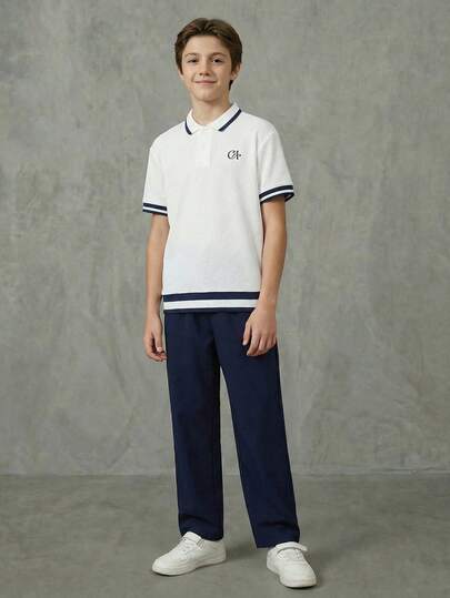 SHEIN Casuvi Kids Bộ đồ polo phong cách sinh viên tối giản đô thị 2 món dành cho nam thiếu niên, bao gồm áo polo màu kem có họa tiết với logo CA thêu và quần ống rộng màu xanh navy, phù hợp cho việc đi làm, sinh hoạt trường học và các buổi tụ họp cuối tuần.