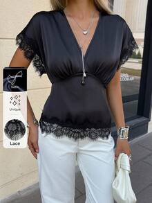 Siren Gaze 女士优雅黑色缎面吊带背心，蕾丝边V领设计，独特风格。时尚女士缎面吊带背心，黑色蕾丝边，深V领蕾丝边上衣，黑色夏季上衣，蕾丝上衣，优雅上衣，女士上衣，优雅黑色上衣，女士衬衫，时尚上衣，女士上衣和衬衫，女士夏季服装，女士最新款上衣，新品上市。 - 黑色 - 查看 1