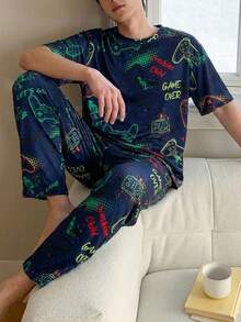 一套男童青少年睡衣，藏蓝色短袖彩色游戏手柄印花上衣搭配同款睡裤，时尚电竞风格，面料柔软透气，适合青少年游戏玩家穿着。 - 藏蓝色 - 查看 5