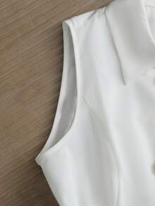 SHEIN Rosivaux 纯白色无袖背心，垂坠感面料修身利落，A字不对称下摆搭配玫瑰金纽扣，打造优雅通勤都市时尚风格。 - 白色 - 查看 8