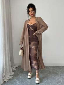 Rafferiza 这款女士两件套包括一件弹力网纱印花连衣裙和一件长款雪纺外套。设计时尚优雅，尽显女性柔美气质，V领处饰有十字绣图案，修身剪裁，搭配细肩带。适合日常穿着、通勤、约会、聚会等各种场合。 - 棕色 - 查看 5