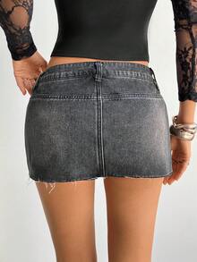 Aloruh Minifalda vaquera casual y versátil para mujer con bolsillos, botones, diseño rasgado y remaches, adecuada para uso diario - Gris Claro - Ver 2