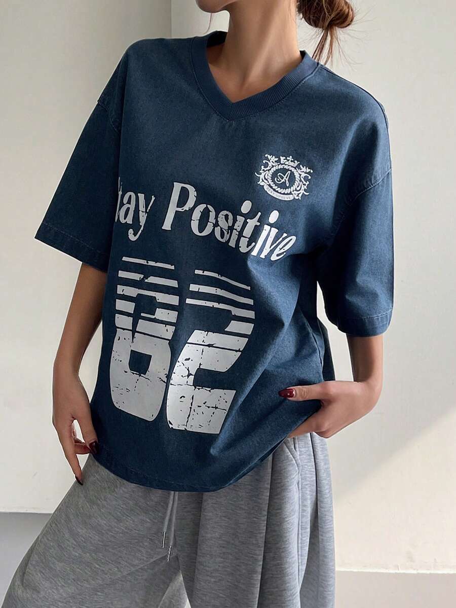 DAZY 女士V领短袖宽松字母印花休闲街头风牛仔套头衫，夏季 - 中等水洗藍 - 查看 1