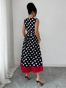SHEIN Franclia Neues elegantes Mode Schwarzes Polka Punkt Muster Rotes Kreuz V-Ausschnitt Ärmellos Taille Binden A-Linie Kleid, schlank sitzend für Frauen, geeignet für Urlaub, Frühling/Sommer - Schwarz - Übersicht 2