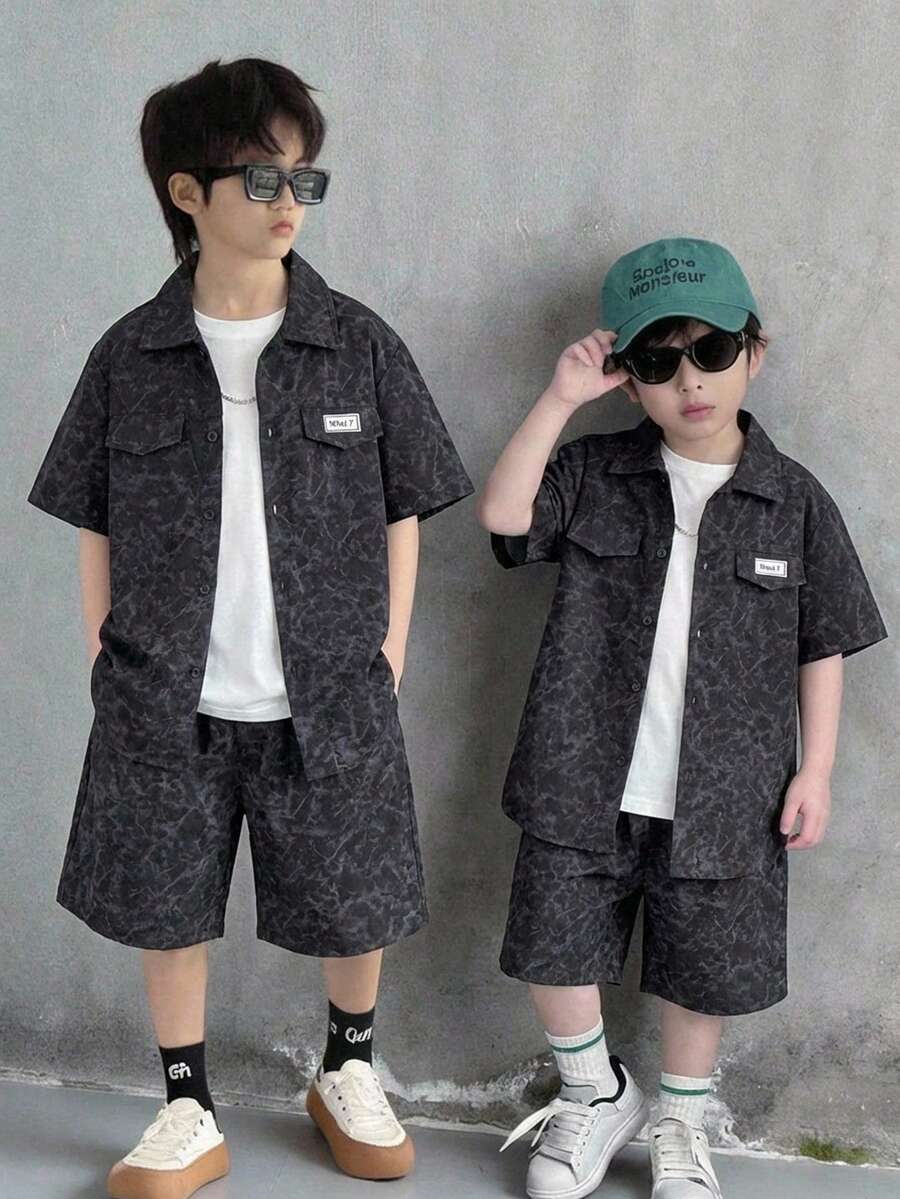 SHEIN Bộ 2 món áo sơ mi ngắn tay và quần short cho bé trai tuổi teen, phong cách thường ngày, thoải mái, đơn giản, đa năng, mềm mại, phù hợp cho mùa xuân/hè, mặc hàng ngày, chơi thể thao, đi chơi, đến trường, tụ họp, lễ hội, chụp ảnh, phong cách Hàn Quốc. - màu đen - Xem 1