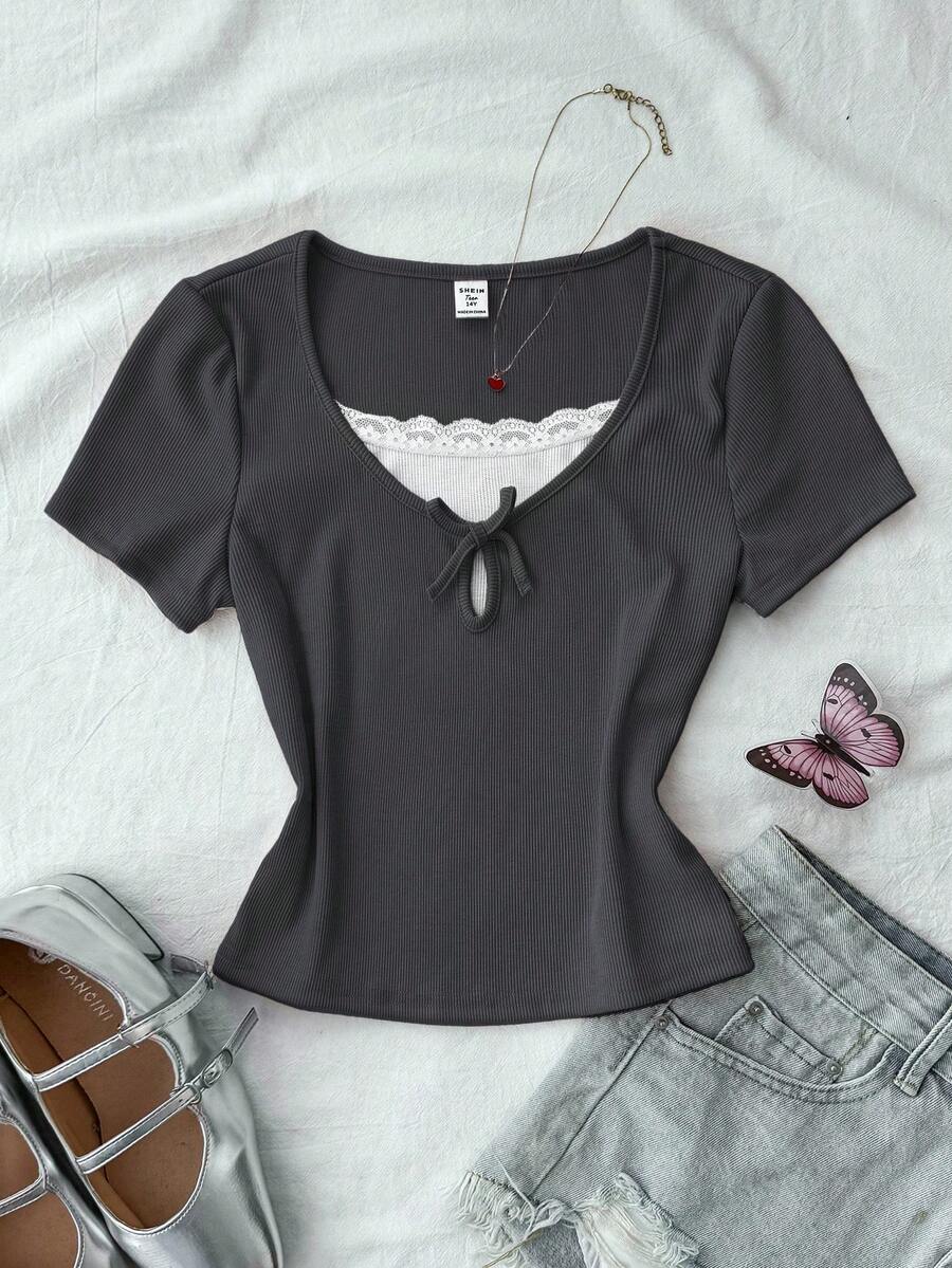 Áo thun tay ngắn ôm sát, phối ren, nơ và dệt kim gân màu xám trắng tương phản, dành cho nữ tuổi teen, thích hợp cho ngày Valentine mùa xuân/hè, phong cách thường ngày ở nhà, sạch sẽ, kiểu Mỹ BM, phong cách Y2K. - Màu xám đen - Xem 1