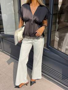 Siren Gaze 女士优雅黑色缎面吊带背心，蕾丝边V领设计，独特风格。时尚女士缎面吊带背心，黑色蕾丝边，深V领蕾丝边上衣，黑色夏季上衣，蕾丝上衣，优雅上衣，女士上衣，优雅黑色上衣，女士衬衫，时尚上衣，女士上衣和衬衫，女士夏季服装，女士最新款上衣，新品上市。 - 黑色 - 查看 7