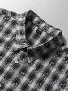 PAVTROS 纹理印花面料，日常街头风，校园穿搭，夏季度假及休闲聚会必备。这款年轻休闲的纱线染色格纹衬衫，饰有纹理刺绣般的印花，采用营领设计，短款短袖，纽扣开襟，轻盈透气的梭织面料，宽松版型，浅蓝色和白色格纹男士休闲衬衫，完美契合年轻休闲度假风和学生装扮，是送给男友的理想礼物，适合夏季穿着。男士宽松衬衫，男士短袖衬衫，落肩衬衫，男士街头服饰 - 彩色 - 查看 8