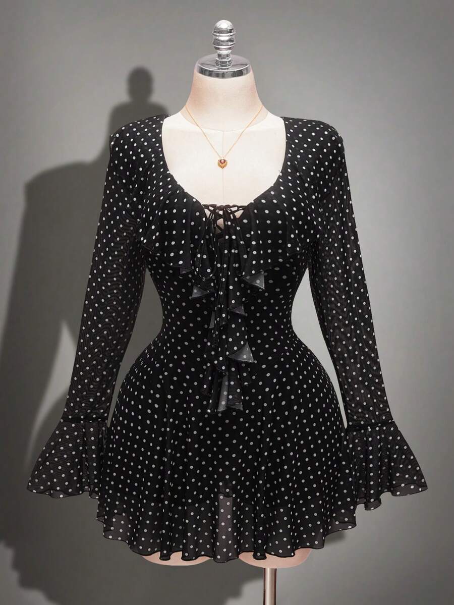 SHEIN ICON 大码女式波点网纱V领荷叶边迷你连衣裙，Y2K风格，适合秋季、约会和性感穿着；也是女士春季连衣裙，优雅的女式连衣裙。 - 黑與白 - 查看 1