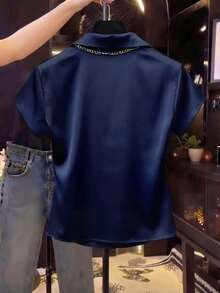 Franclia 女士优雅藏蓝色缎面翻领扭褶修身短袖衬衫 - 藏蓝色 - 查看 2