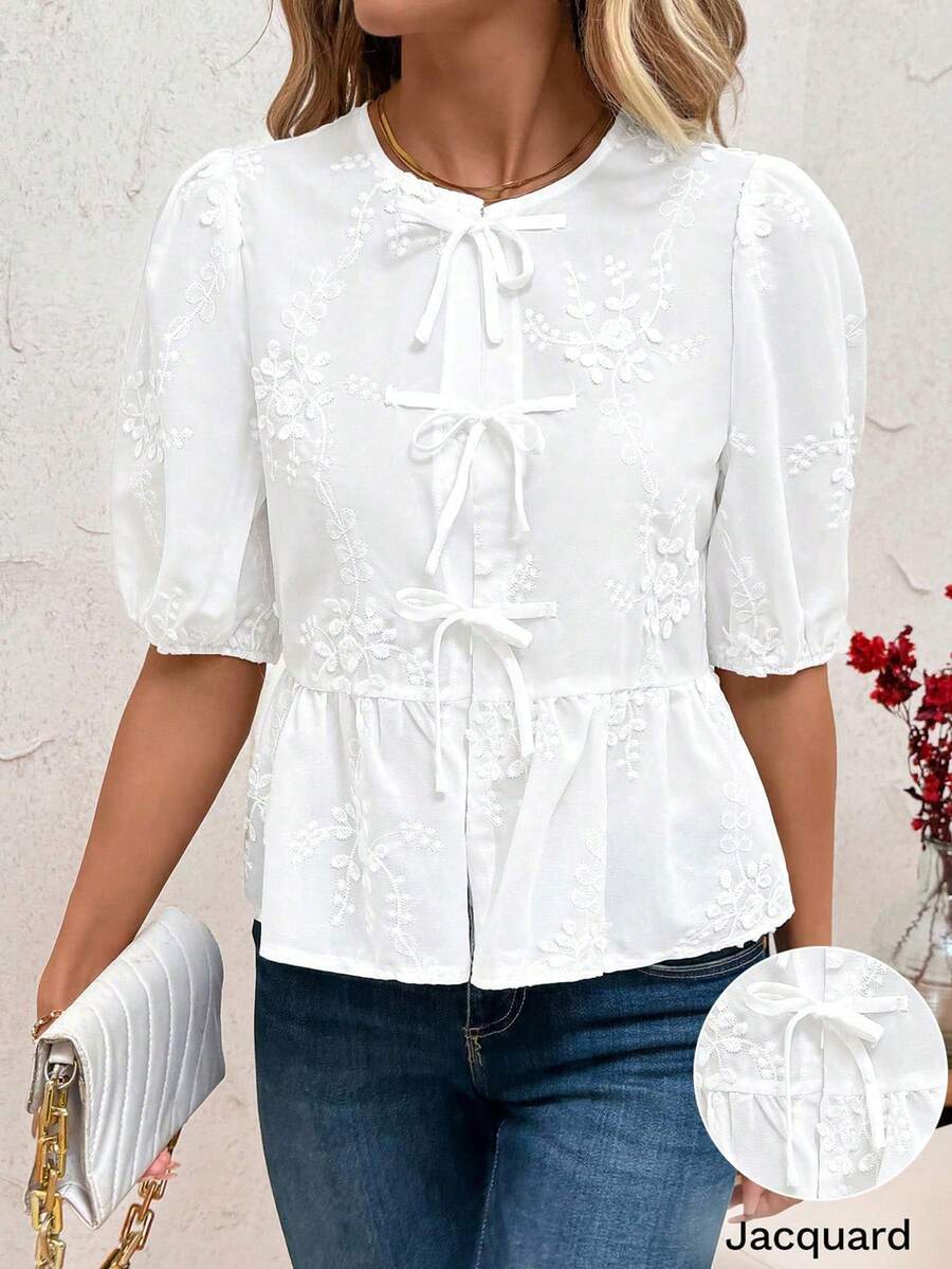 SHEIN Clasi 女士前系带荷叶袖可爱刺绣优雅衬衫，适合假日、情人节穿着，夏季提花透气乡村休闲春夏百搭休闲衬衫，宽松优雅女士蝴蝶结泡泡袖衬衫 - 可爱百搭刺绣白色衬衫
