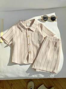 SHEIN Bộ 2 món áo sơ mi ngắn tay kẻ sọc và quần short cạp chun kẻ sọc cho bé trai, thích hợp mặc trong nhà, ngoài trời, hàng ngày, chơi thể thao, vui chơi, dự tiệc, chụp ảnh, đi nghỉ mát, lễ hội, mùa xuân và mùa hè. - Màu Khaki - Xem 6