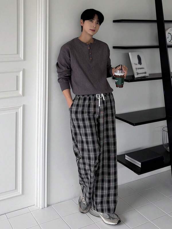 DAZY Quần dài nam dáng rộng với cạp quần phối màu tương phản và họa tiết kẻ caro, thích hợp cho mùa xuân và thu hè.