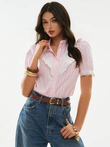 Poéselle 女士荷叶边条纹短袖单排扣衬衫，粉色衬衫，外出上衣，女士休闲衬衫，夏季上衣，优雅，沙滩，度假西部风衬衫，短袖衬衫，蕾丝上衣，荷叶边蕾丝上衣，条纹上衣，70年代风格上衣 - 粉色 - 查看 3