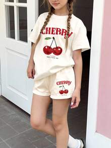 SHEIN Leap Crew 2 件套 Tween 女童复古樱桃印花奶油白色休闲圆领短袖 T 恤和短裤套装，夏季 - 彩色 - 查看 3