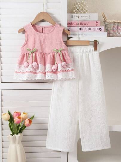 Set de 2 piezas de camiseta y pantalón para niñas pequeñas con estilo dulce y suave, para primavera/verano, en color rosa. La parte superior presenta un diseño de volantes multicapa con adorno de encaje blanco, un lazo verde claro y un dije de tulipán rosa. La camiseta de punto a juego tiene una silueta ajustada, combinada con pantalones de punto rectos y sueltos de color blanco. Tela suave y cómoda, de moda y versátil para uso diario.