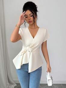 SHEIN Elenzya 优雅浪漫的V领衬衫，适合度假和通勤穿着。女士裹身式上衣，前系带上衣，优雅高贵的象牙色上衣，白色上衣，女士上衣和衬衫，职业衬衫，工作服，女士最新款上衣，新款优雅女士上衣，女士衬衫 - 杏色 - 查看 4