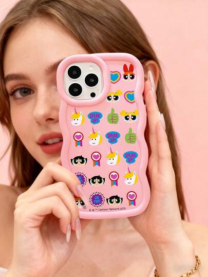 THE POWERPUFF GIRLS X SHEIN Capa de Silicone Ondulada Rosa das Meninas Superpoderosas, Capa Protetora de Lente à Prova de Choque, Acessório de Presente Diário Fofo de Desenho Animado, Compatível com Capa de iPhone & Capa de Telefone Galaxy, Compatível com Capa de iPhone 16/Compatível com Capa de iPhone 17/Compatível com Capa de iPhone 17 Pro Max/Compatível com Capa de iPhone 12 Pro, Compatível com Capa de Celular iPhone 17 Pro, Acessórios de Telefone, Capa Galaxy S25 Ultra, Capas de Telefone Fofas, Capa Galaxy S24 Ultra