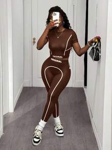 Slaydiva 2025 夏秋新款休闲简约黑色修身短袖撞色露脐T恤+修身长裤女两件套，适合日常出行、返校、毕业典礼、早午餐、机场出行、派对聚会、节日庆典、旅行等场合，简约百搭，休闲舒适。 - 棕色 - 查看 1