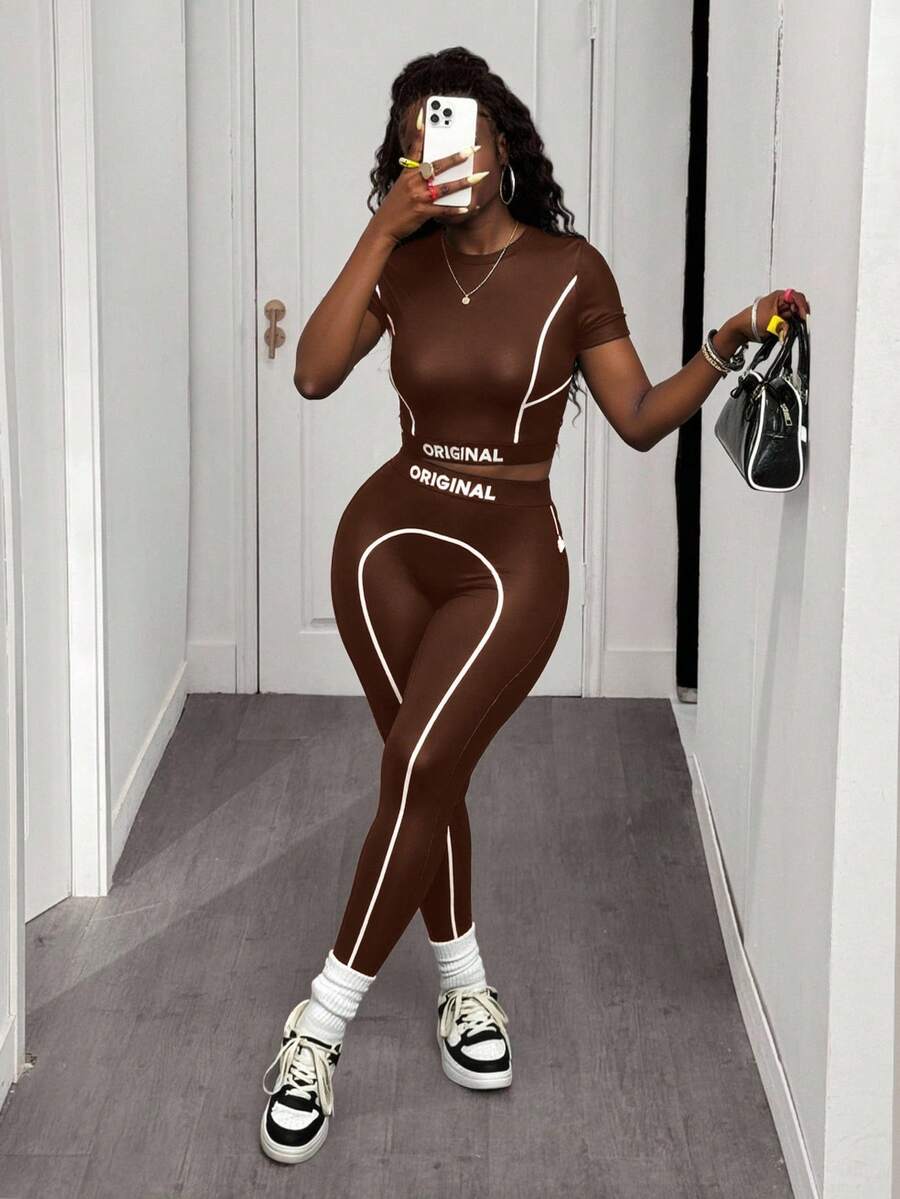 Slaydiva 2025 夏秋新款休闲简约黑色修身短袖撞色露脐T恤+修身长裤女两件套，适合日常出行、返校、毕业典礼、早午餐、机场出行、派对聚会、节日庆典、旅行等场合，简约百搭，休闲舒适。 - 棕色 - 查看 1