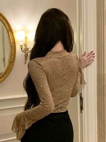 DAZY 春夏花卉镂空蕾丝拼接短款露脐上衣，优雅百搭，适合情人节、婚礼、派对、正式场合，修身剪裁，透视网纱长袖女式衬衫 - 卡其色 - 查看 3