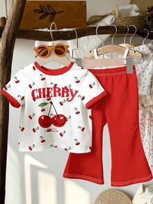 SHEIN Bộ đồ hai mảnh in họa tiết anh đào mini dễ thương, anh đào cổ điển, họa tiết hoạt hình tối giản thường ngày cho bé gái, áo cổ tròn tay ngắn và quần ống loe, phù hợp cho mùa hè, kỳ nghỉ vừa phải, bãi biển, đồ dùng cần thiết cho bãi biển, bộ đồ mùa hè dễ thương, trang phục đi nghỉ - Nhiều màu - Xem 2