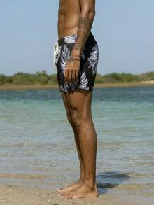 Manfinity Swimmode 男士休闲海滩度假印花抽绳宽松沙滩短裤 - 黑色 - 查看 5