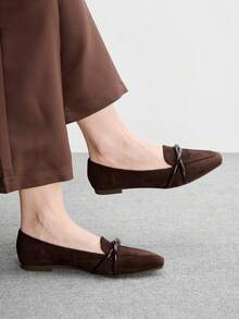 CUCCOO BIZCHIC Ballerine da donna con punta quadrata, design con cinturini incrociati lucidi, suola morbida e confortevole,  con stile retrò, adatte per l'uso quotidiano e per l'ufficio - Nuovo caffè marrone - Visualizzare 3