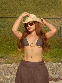 Lupita Cardoza Conjunto de bikini de 3 piezas con tela brillante de unicolor, triángulo halter, sexy y elegante para vacaciones, con anillo metálico irregular y falda larga de malla para la playa, traje de baño para mujer - Marrón - Ver 4