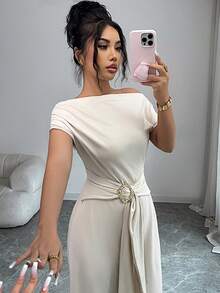 SHEIN Elenzya 女士纯色针织优雅连体裤，不对称肩部设计，时尚修身连体裤，腰部饰有金属装饰系带，适合日常穿着、参加节日庆典和夏季派对等场合。 - 杏色 - 查看 4