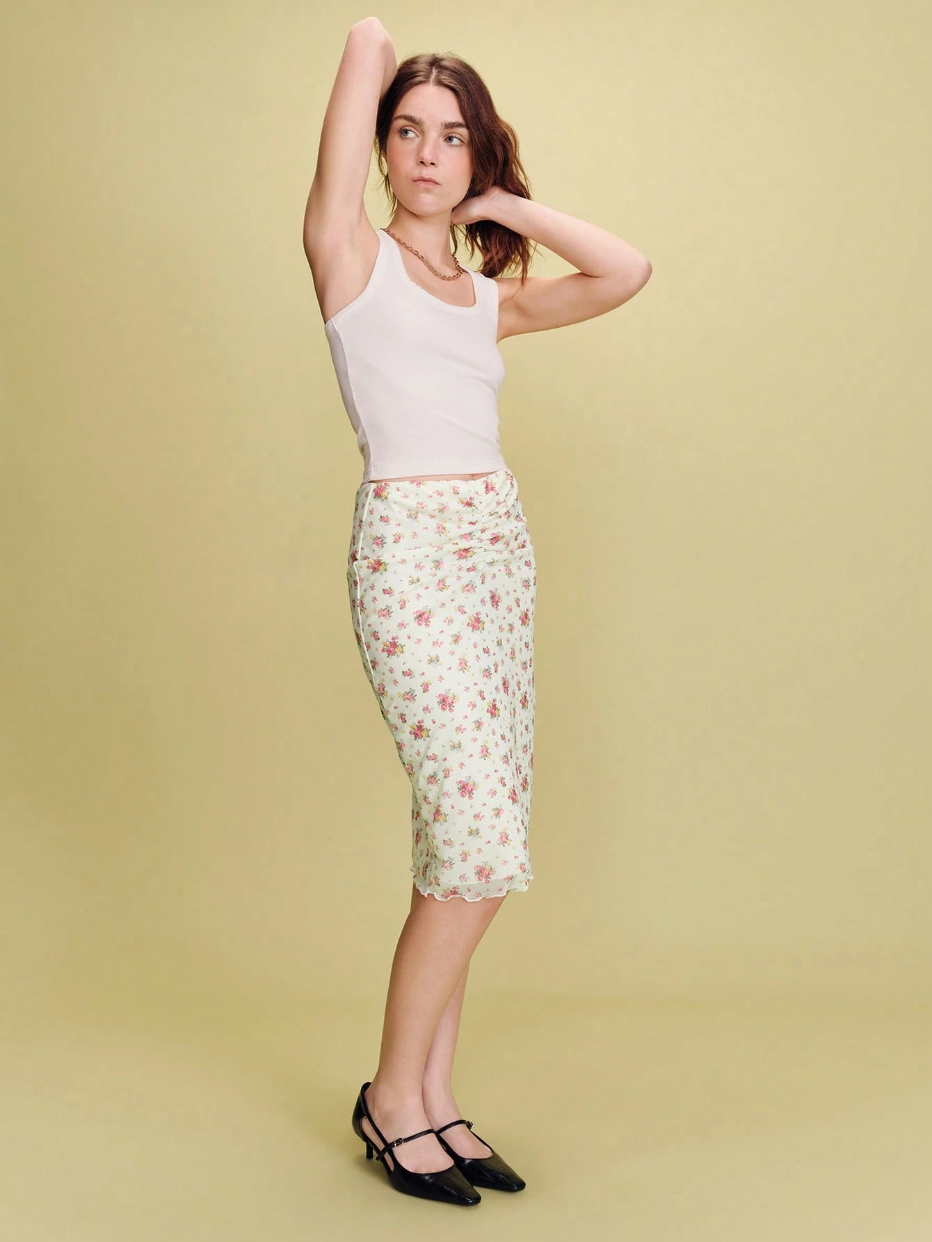 Spódnica midi z siateczki z nadrukiem w drobne kwiaty i niskim stanem oraz marszczeniami. Wiosenne wakacje, letnie wakacje, kurort, styl francuski, paryski.