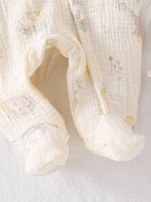 Bộ áo liền quần dài tay, mũ và găng tay họa tiết gấu bằng vải muslin cotton màu mơ cho trẻ sơ sinh, thích hợp mặc ở nhà. - Màu be - Xem 5