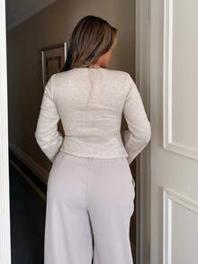 Maria Perezxox 深 V 褶皱长袖修身女式 T 恤，时尚通勤腰部褶皱不对称下摆喇叭袖 V 领女式上衣，秋冬衬衫，优雅褶皱女式上衣 - 杏色 - 查看 2