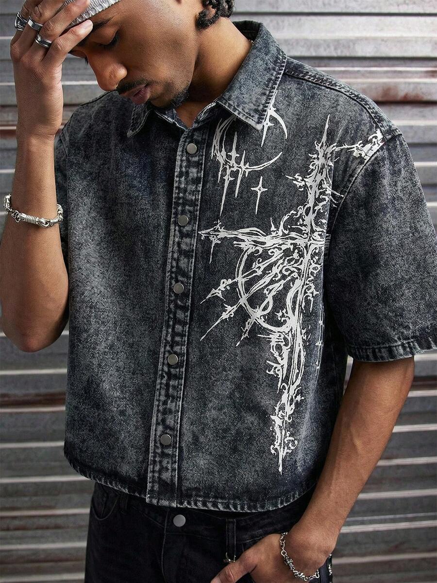 AXEPEAK Camisa vaquera de manga corta con estampado gráfico, de corte holgado y de una sola hilera de botones para hombre - Negro - Ver 1